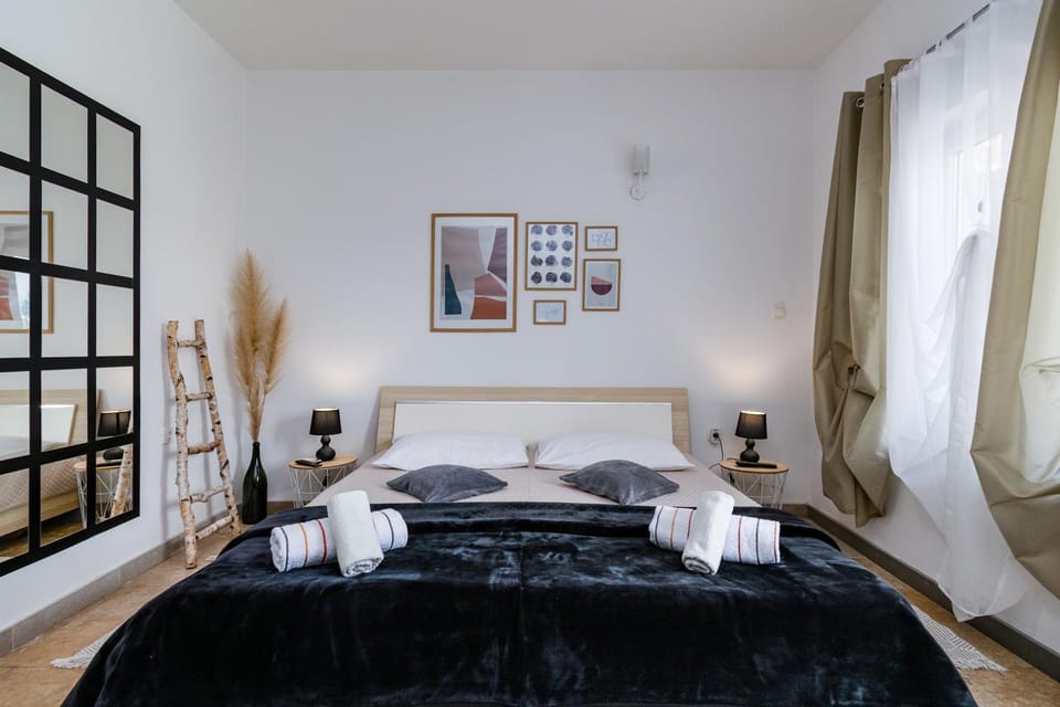 Bed, Bedroom, towels