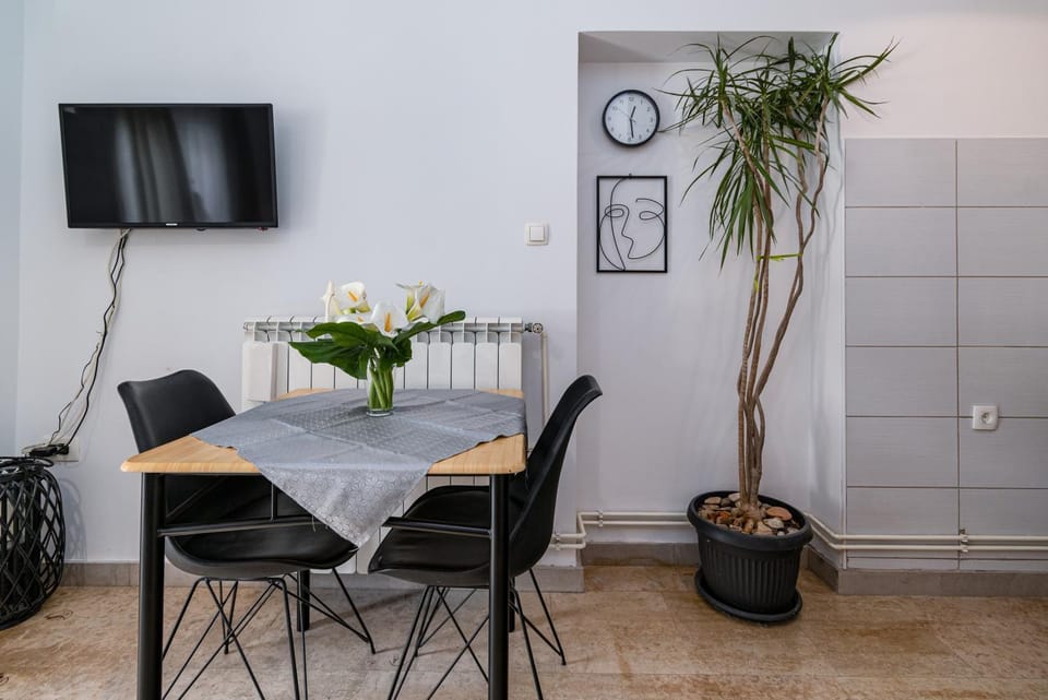 TV and multimedia, Living room, Seating area, Dining area
