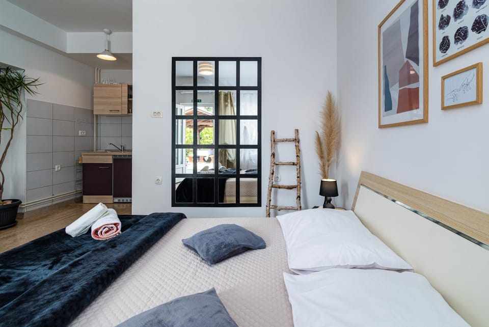 Bed, Photo of the whole room, Bedroom, towels