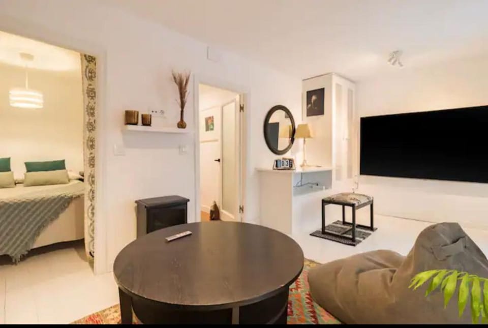 Living room, Photo of the whole room, Seating area, hair dresser