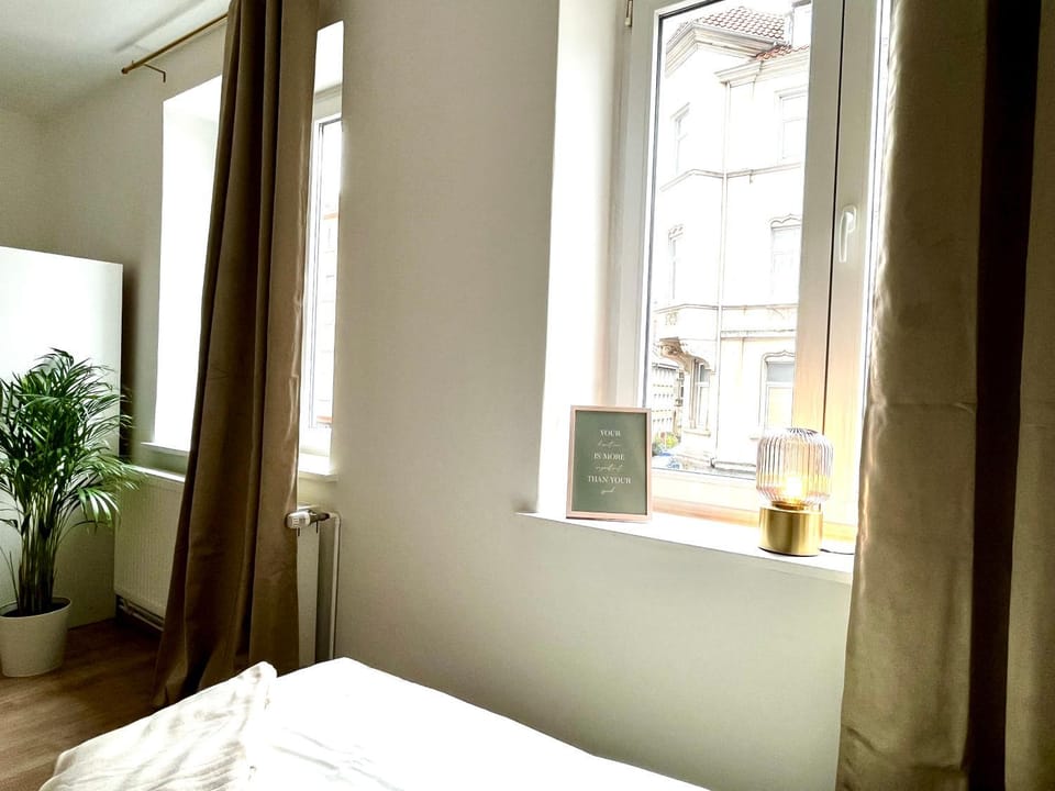 Bedroom, Street view