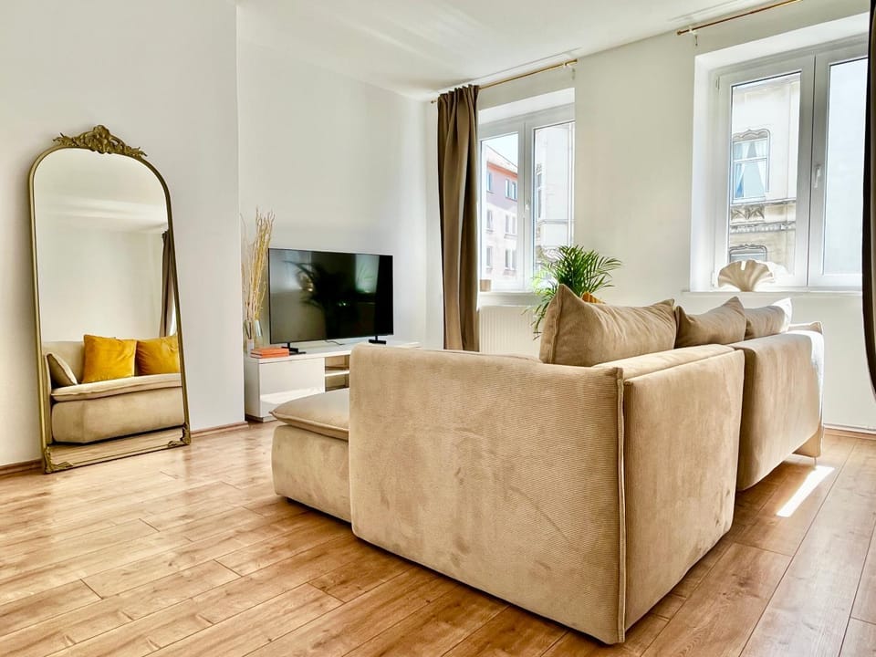 Communal lounge/ TV room, TV and multimedia, Living room, Decorative detail, Seating area