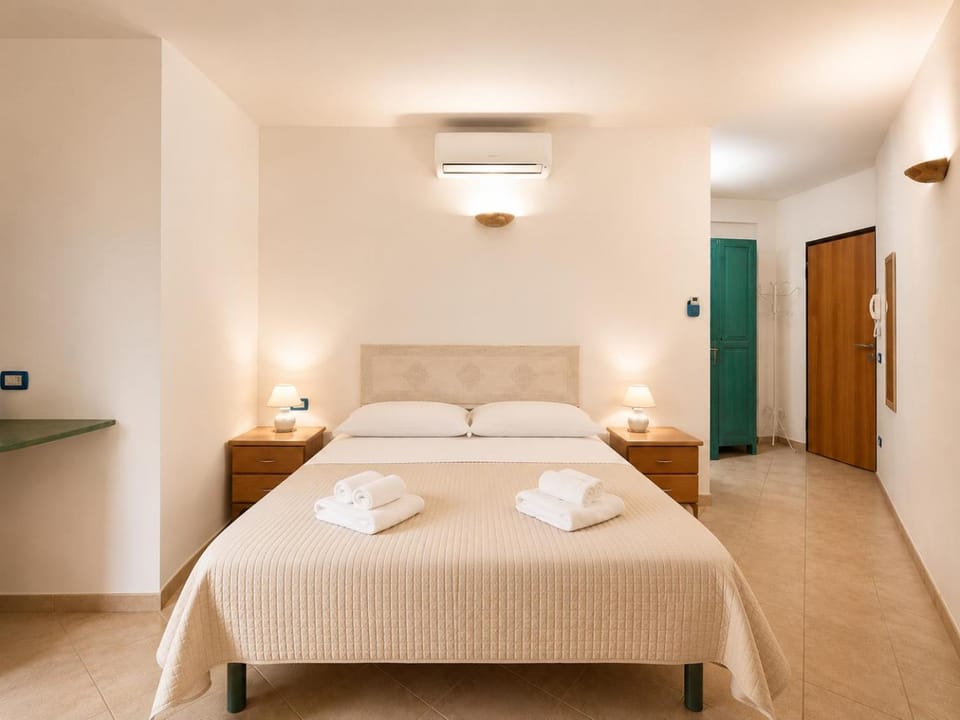 Day, Living room, Seating area, Bedroom, Time of day