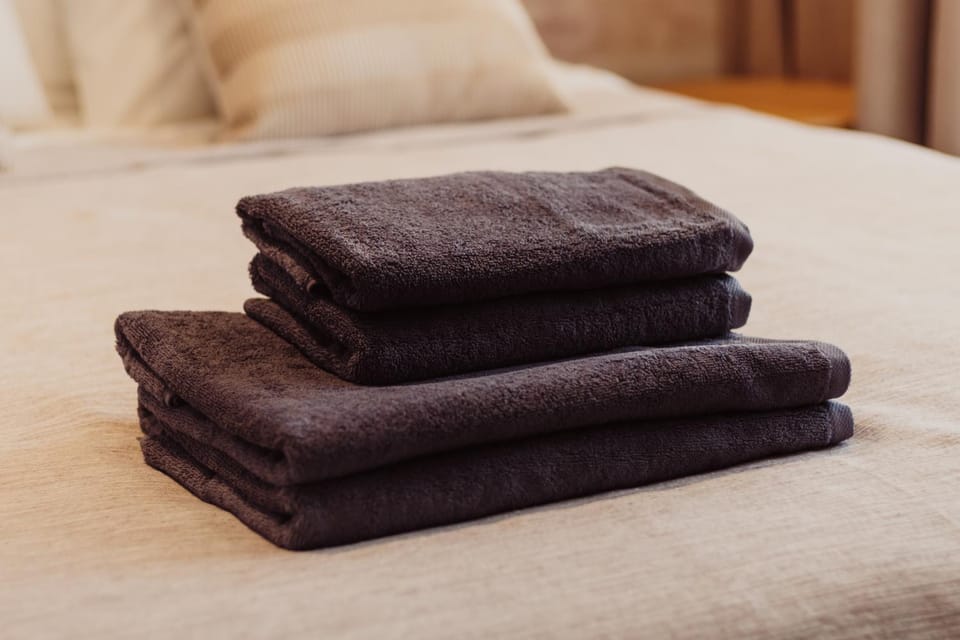 Bed, Bedroom, towels