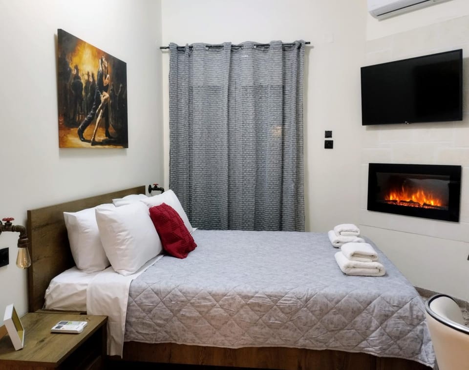 Bed, TV and multimedia, towels