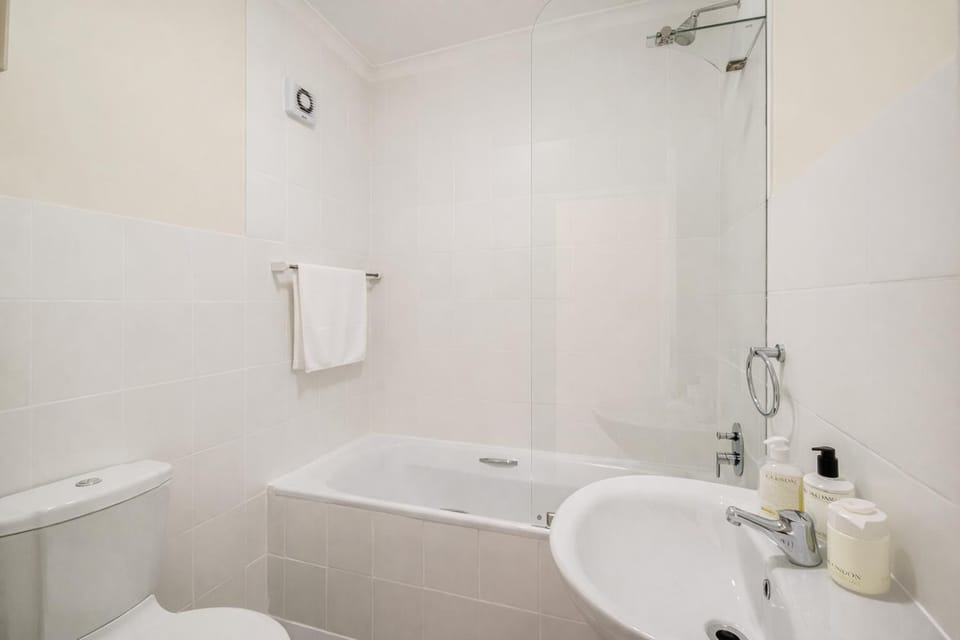 Shower, Toilet, Bathroom, Bath, towels