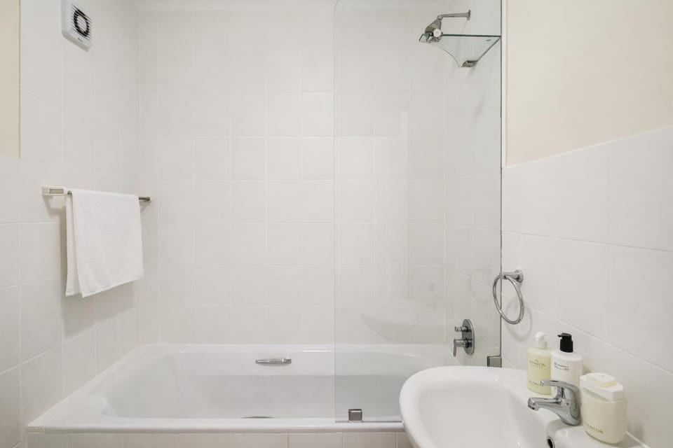 Bathroom, Bath, towels