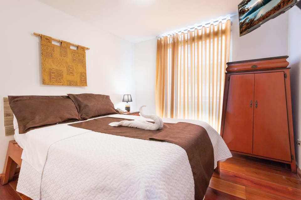 Bed, TV and multimedia, Bedroom, towels