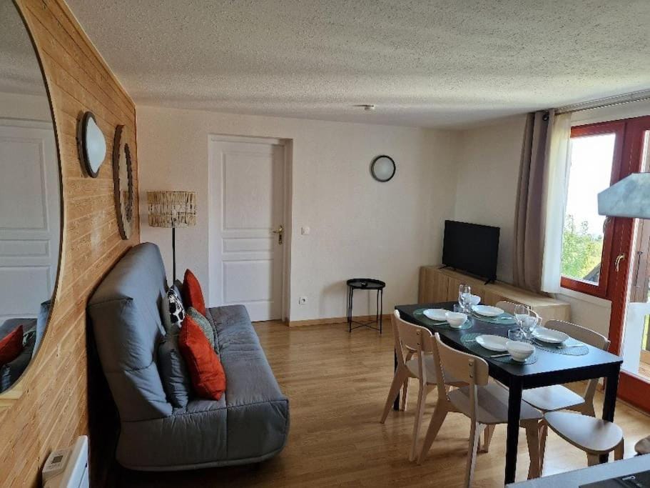 TV and multimedia, Living room, Seating area, Dining area