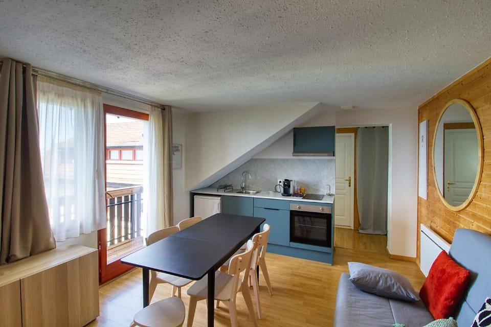 Kitchen or kitchenette, Living room, Seating area, Dining area, minibar, pet friendly, stove