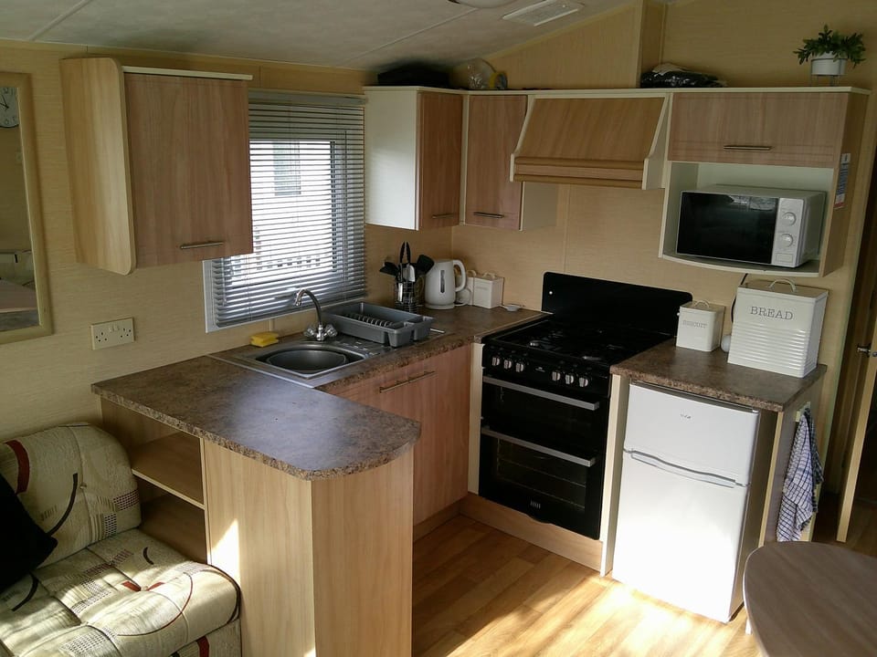 Coffee/tea facilities, Kitchen or kitchenette, oven, stove, toaster