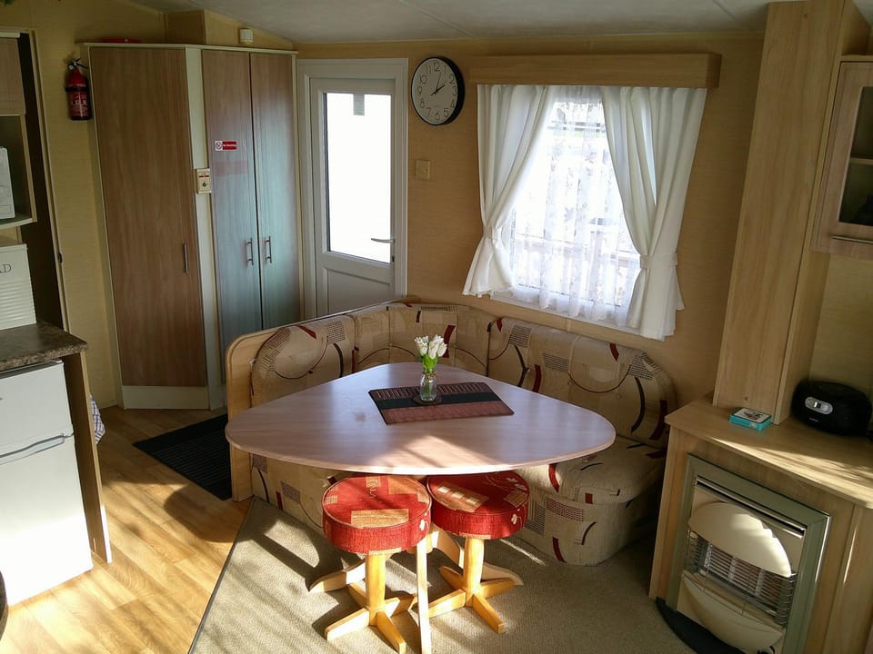 Seating area, Dining area