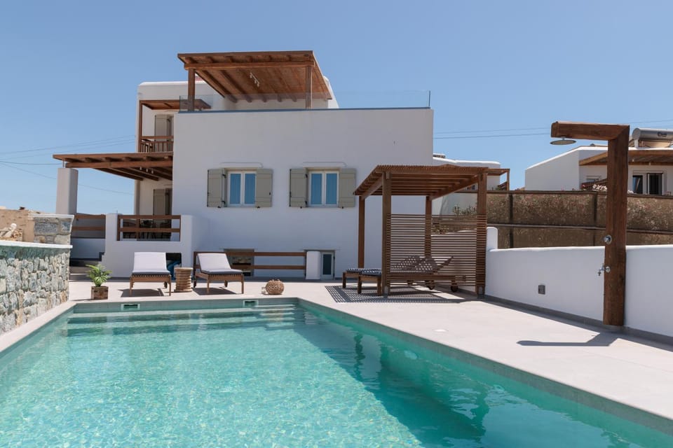 Property building, Swimming pool, sunbed