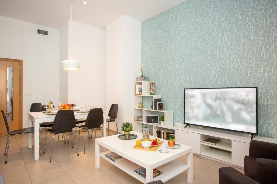 TV and multimedia, Living room, Seating area, Dining area