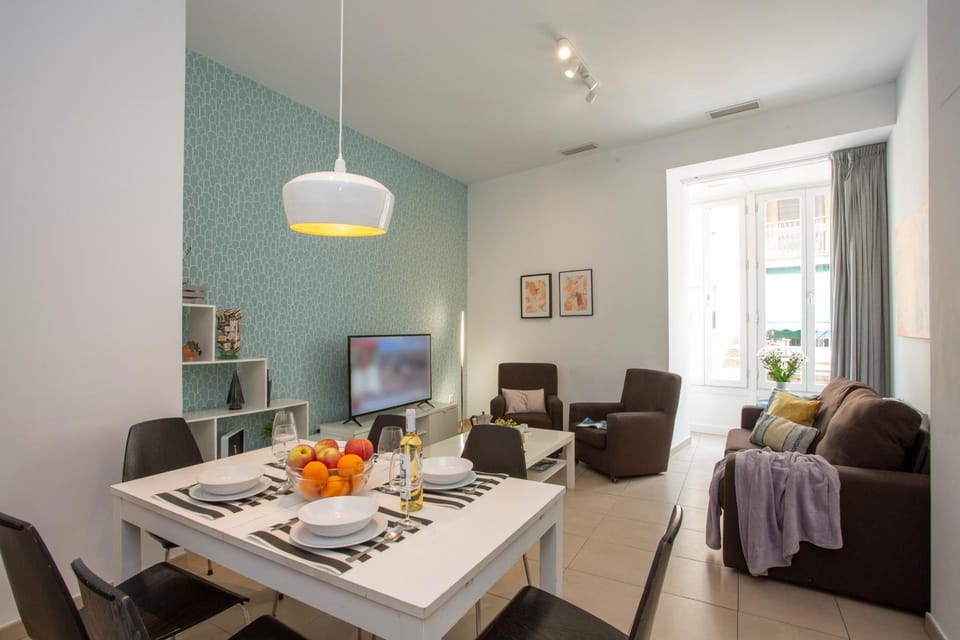 TV and multimedia, Living room, Seating area, Dining area