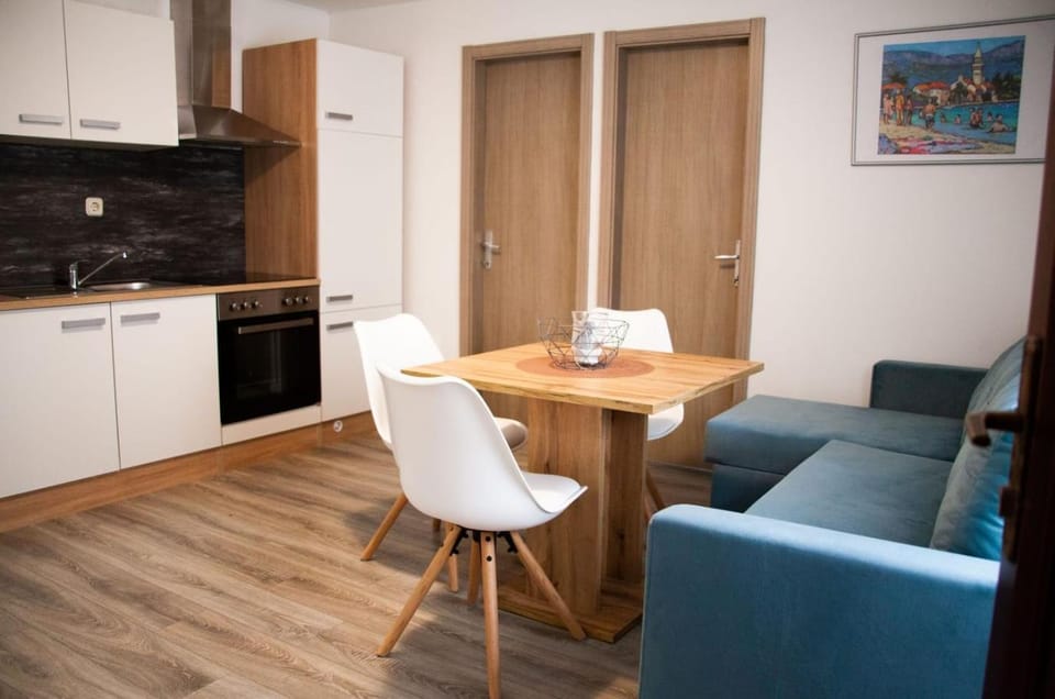 Kitchen or kitchenette, Living room, Seating area, Dining area, stove