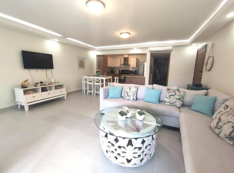 Communal lounge/ TV room, TV and multimedia, Kitchen or kitchenette, Living room, Photo of the whole room, Seating area, Evening entertainment