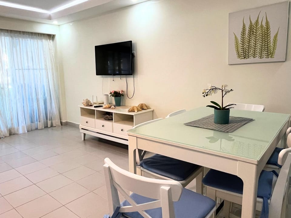 TV and multimedia, Living room, Seating area, Dining area