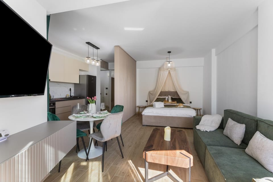 Bed, Seating area, Dining area