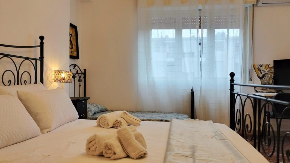 Bed, Bedroom, towels