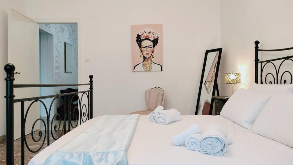 Bed, Bedroom, towels
