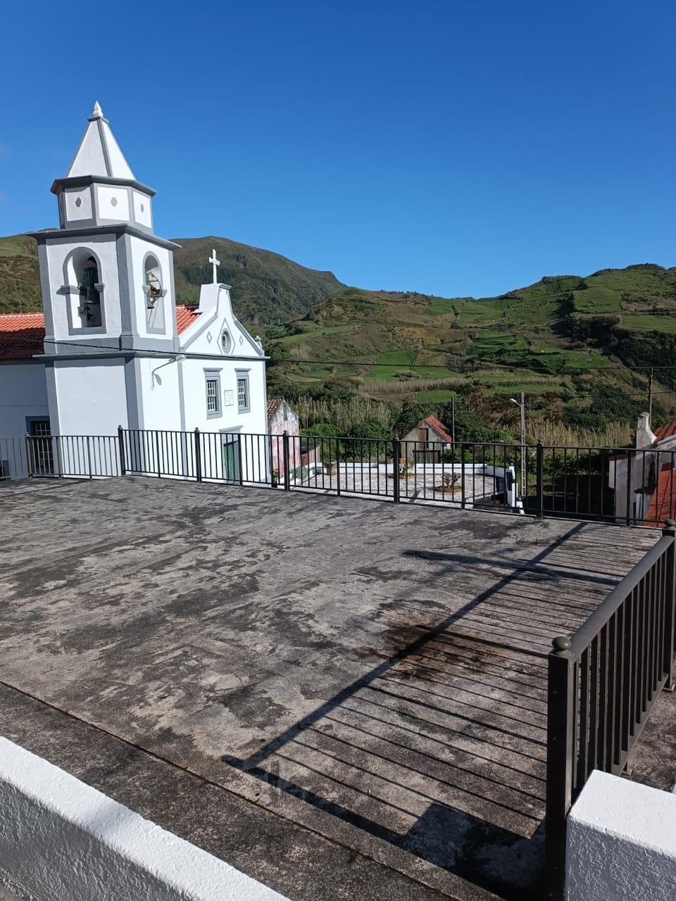 Property building, Day, Balcony/Terrace, Mountain view