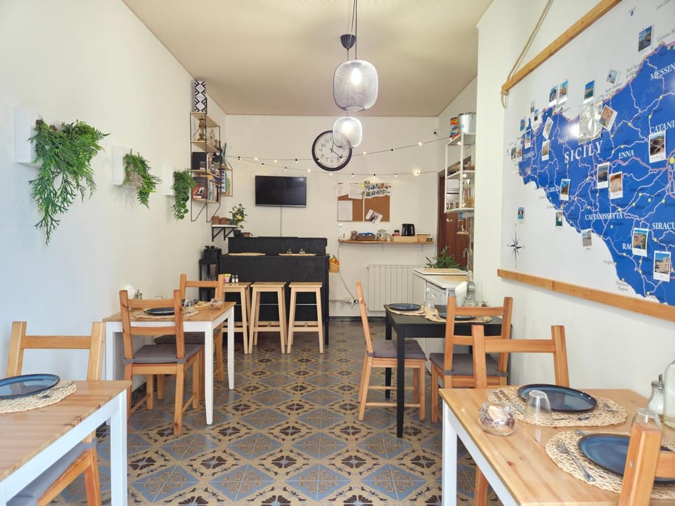 Restaurant/places to eat, Living room, Dining area