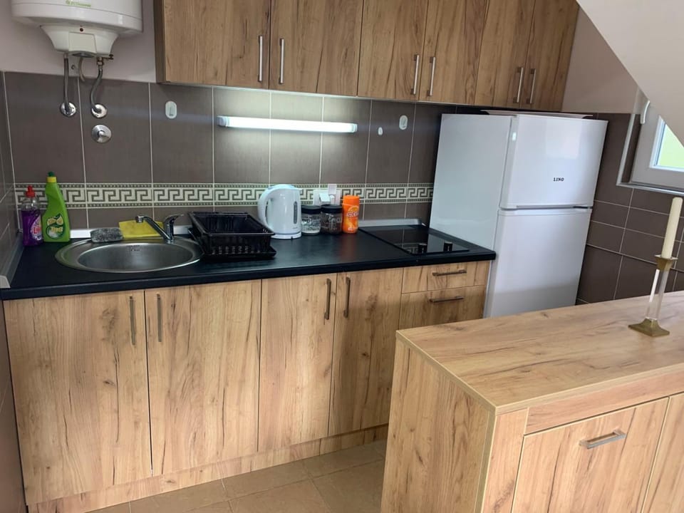 Coffee/tea facilities, Kitchen or kitchenette, stove