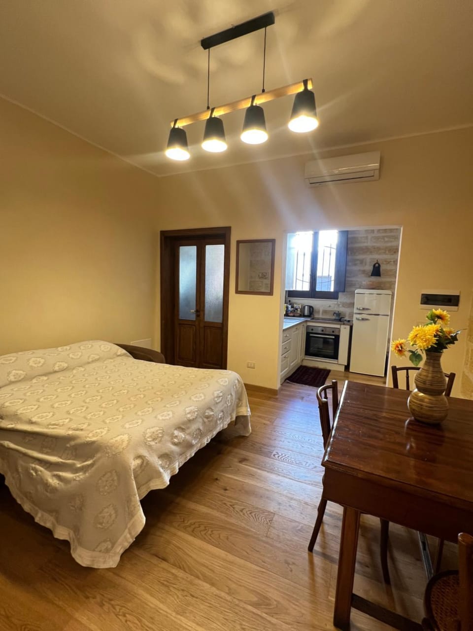 Bed, Photo of the whole room, Dining area