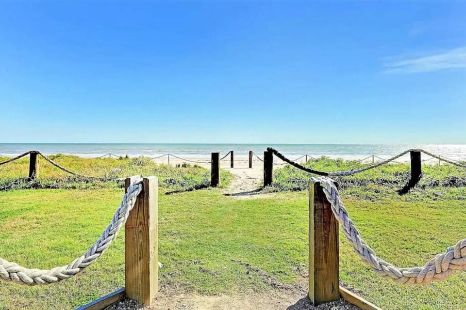 Large 5bd Hot Tub w Ocean View, Firepit & Gameroom House in Bolivar Peninsula