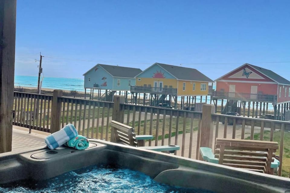 Large 5bd Hot Tub w Ocean View, Firepit & Gameroom House in Bolivar Peninsula