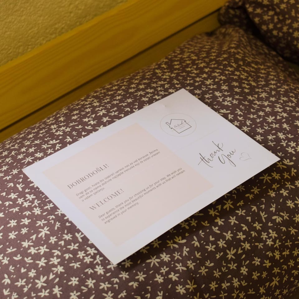 Bed, Photo of the whole room, Bedroom, Text overlay