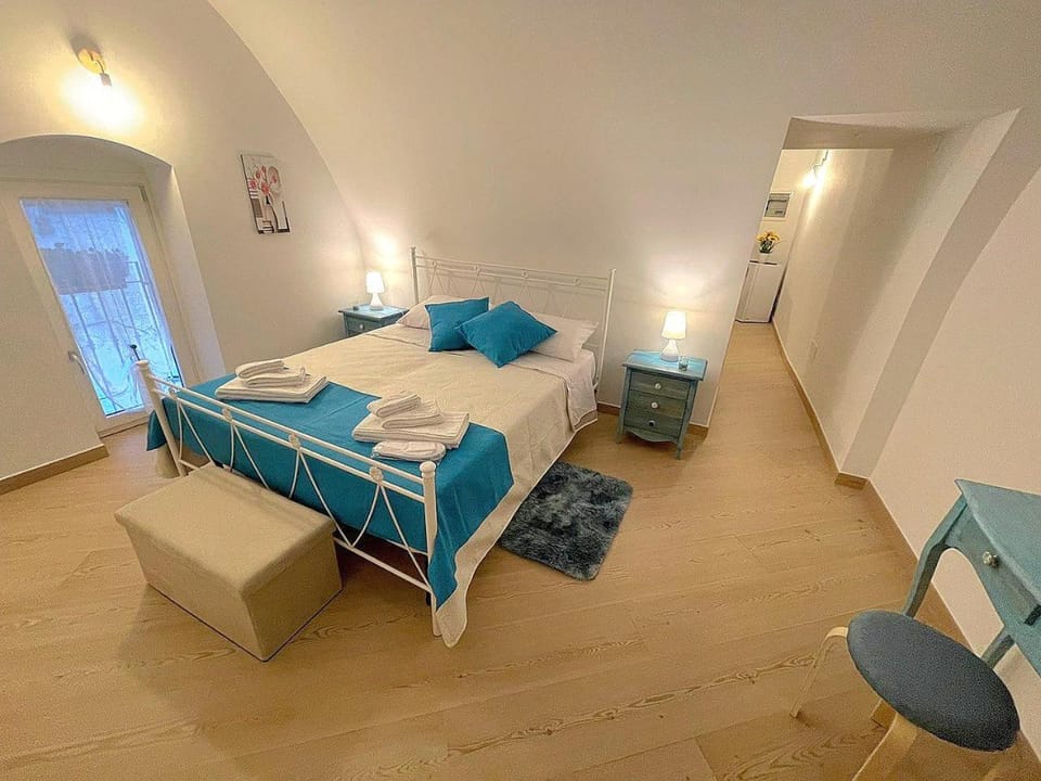Photo of the whole room, Bedroom, towels