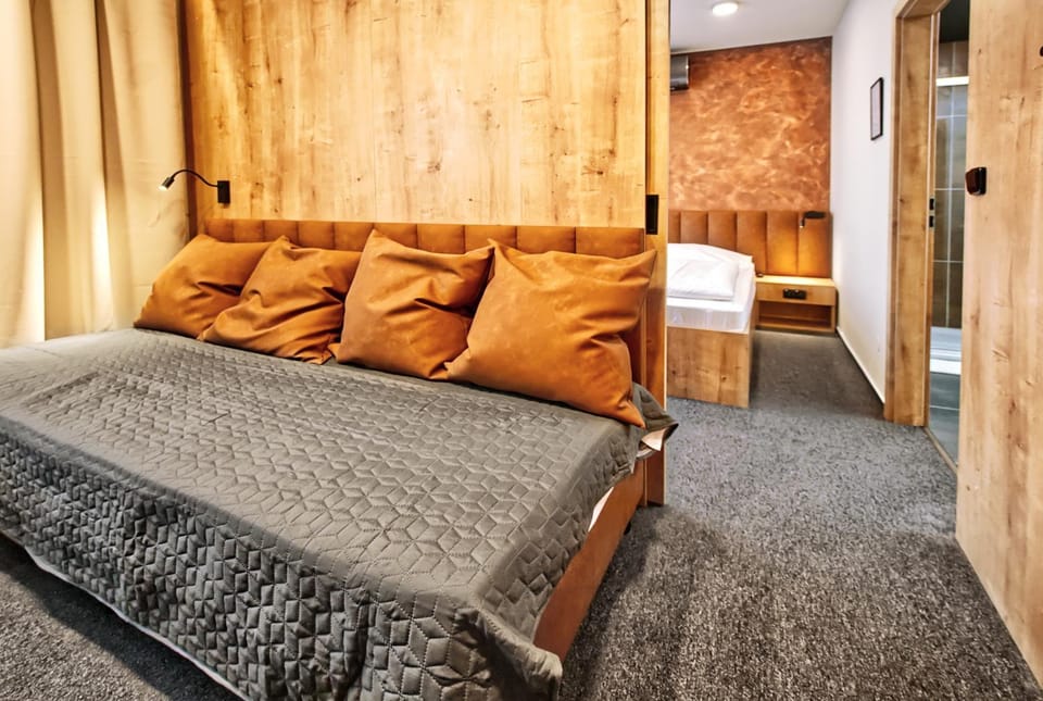 Bed, Photo of the whole room, Seating area
