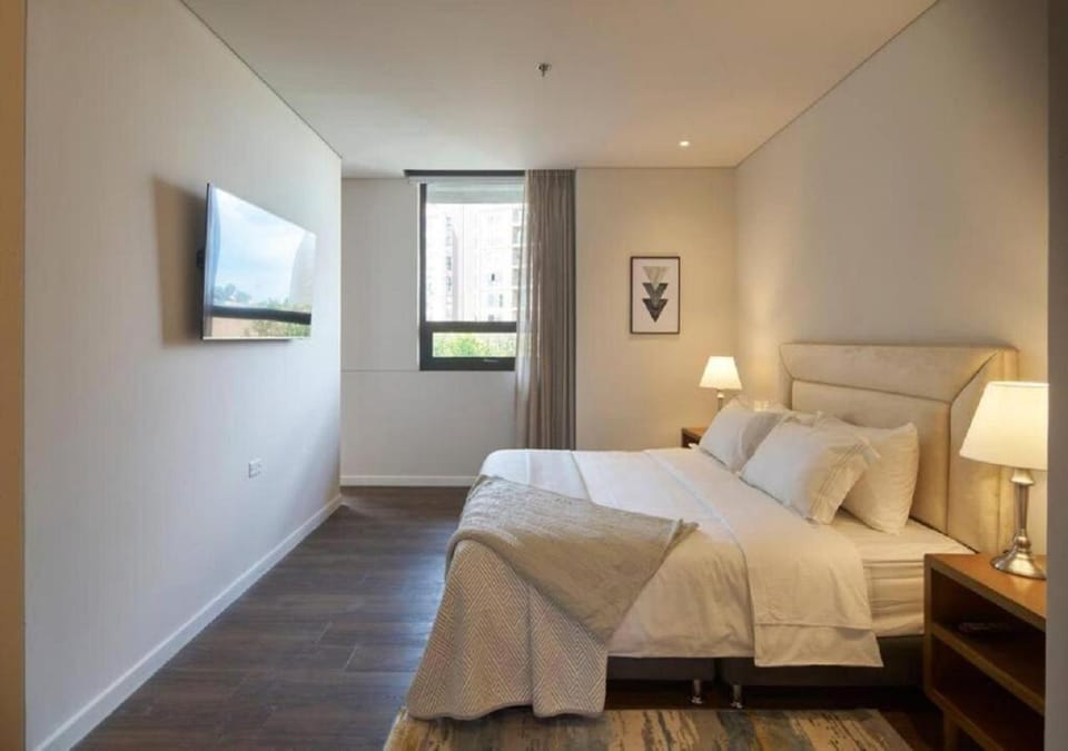 Bed, TV and multimedia, Photo of the whole room, Bedroom