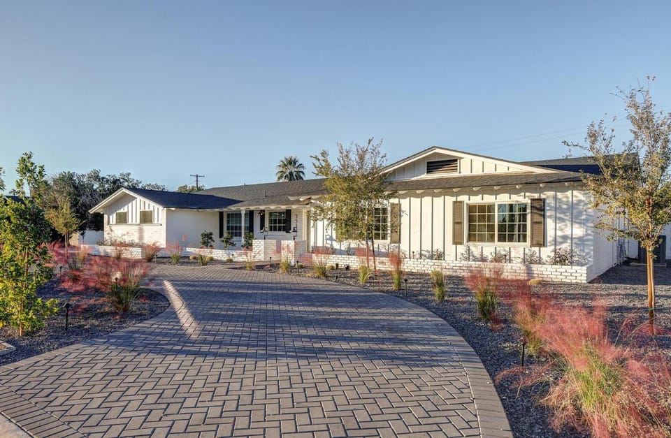 Property building, Day, Garden, Garden view, Street view, Parking