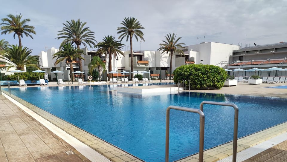 Swimming pool, sunbed, sunbed, towels, towels