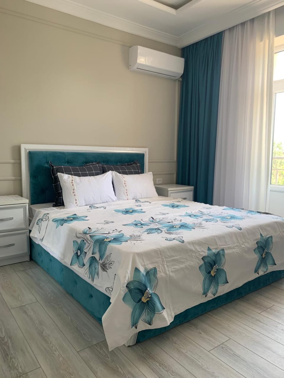 Bed, Photo of the whole room, Bedroom, air conditioner