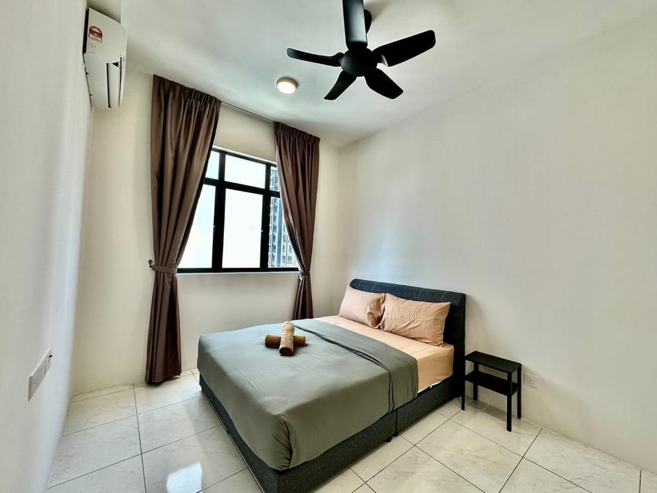 Bedroom, fireplace