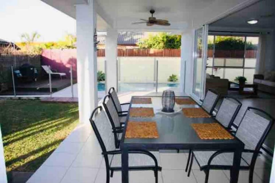 Sandstone Point Luxury 5 bedroom Home House in Sandstone Point