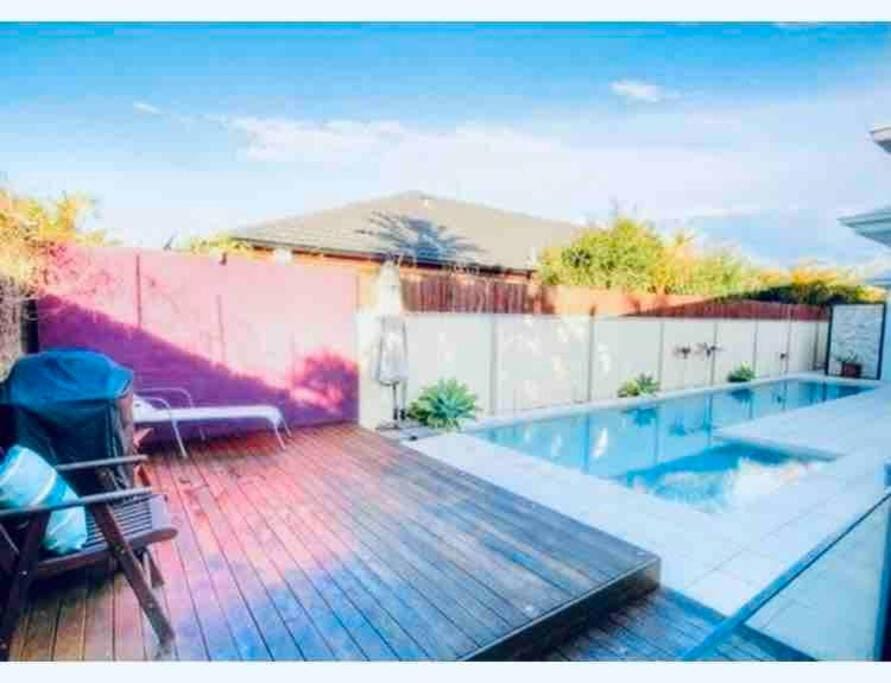 Sandstone Point Luxury 5 bedroom Home House in Sandstone Point
