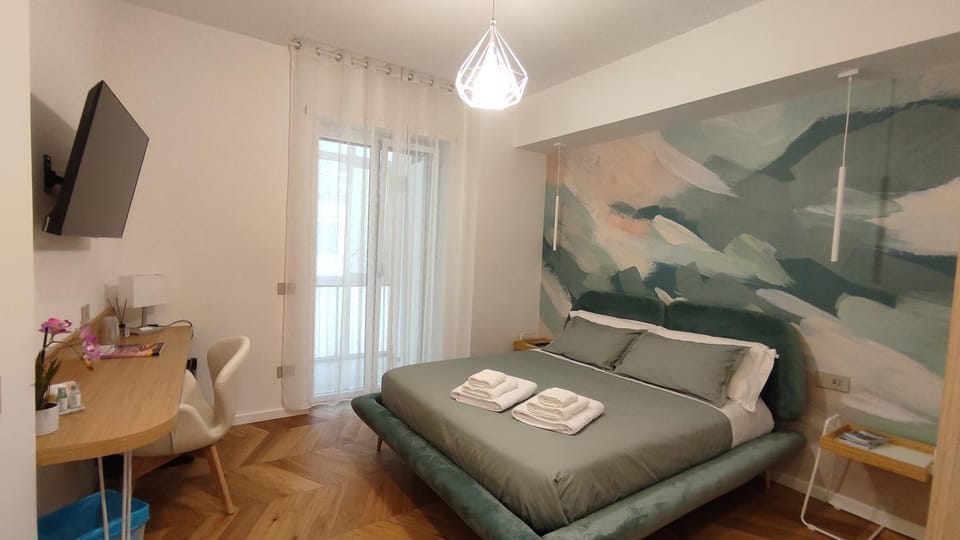 Bed, TV and multimedia, Photo of the whole room, Bedroom
