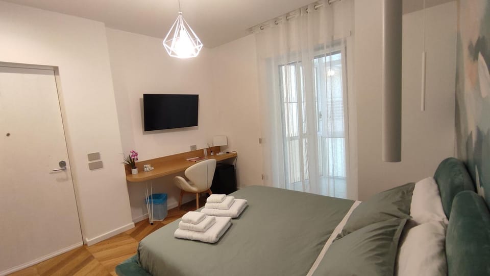 Bed, TV and multimedia, Photo of the whole room, Bedroom