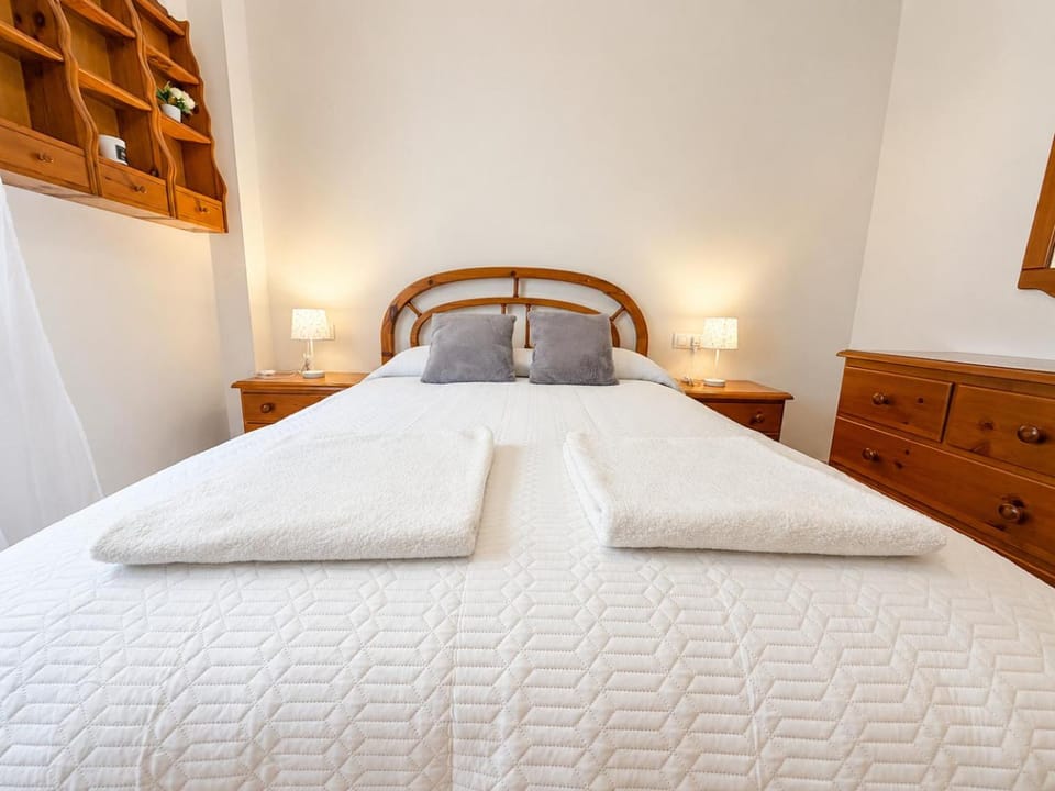 Apartamento "Bella Bahía" - over 25 years old & Families - Swimming Pool - Parking - Tranquility - Good Conections Apartment in El Puerto de Santa María