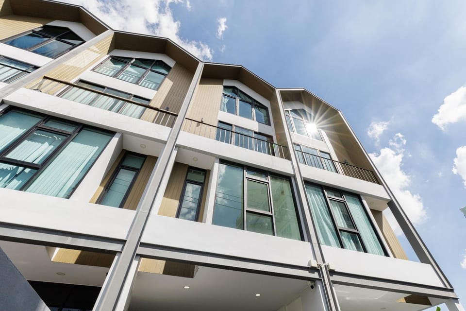 Advanced townhouses can accommodate 14 people, with high-speed Wi Fi and parking on Netflix Apartment in Bangkok