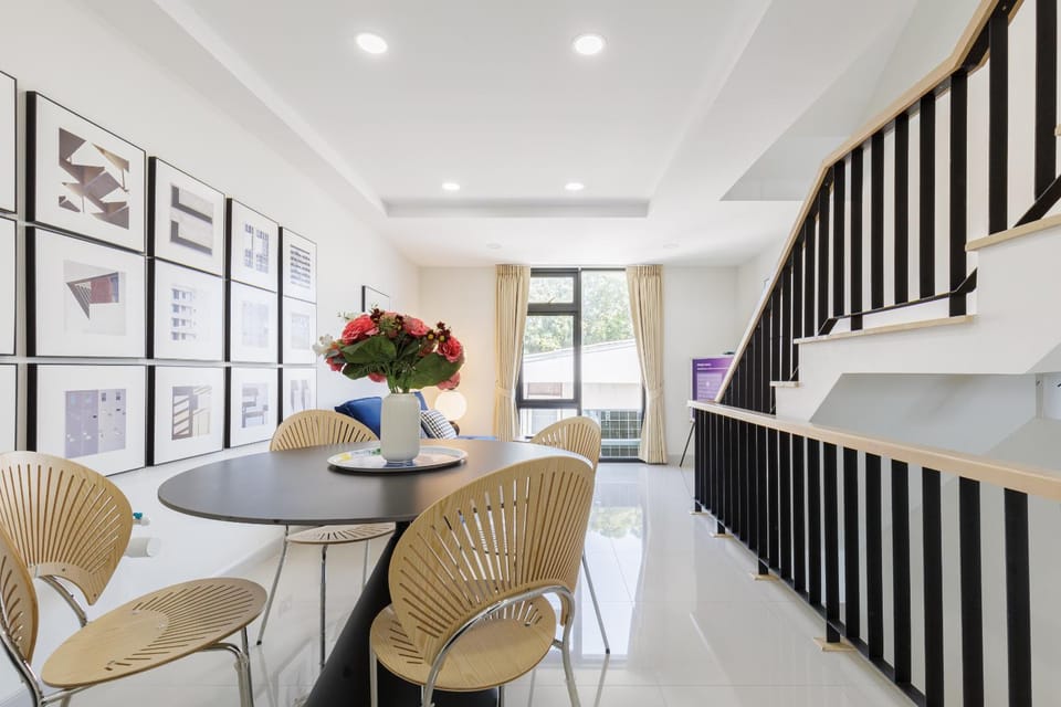 Advanced townhouses can accommodate 14 people, with high-speed Wi Fi and parking on Netflix Apartment in Bangkok