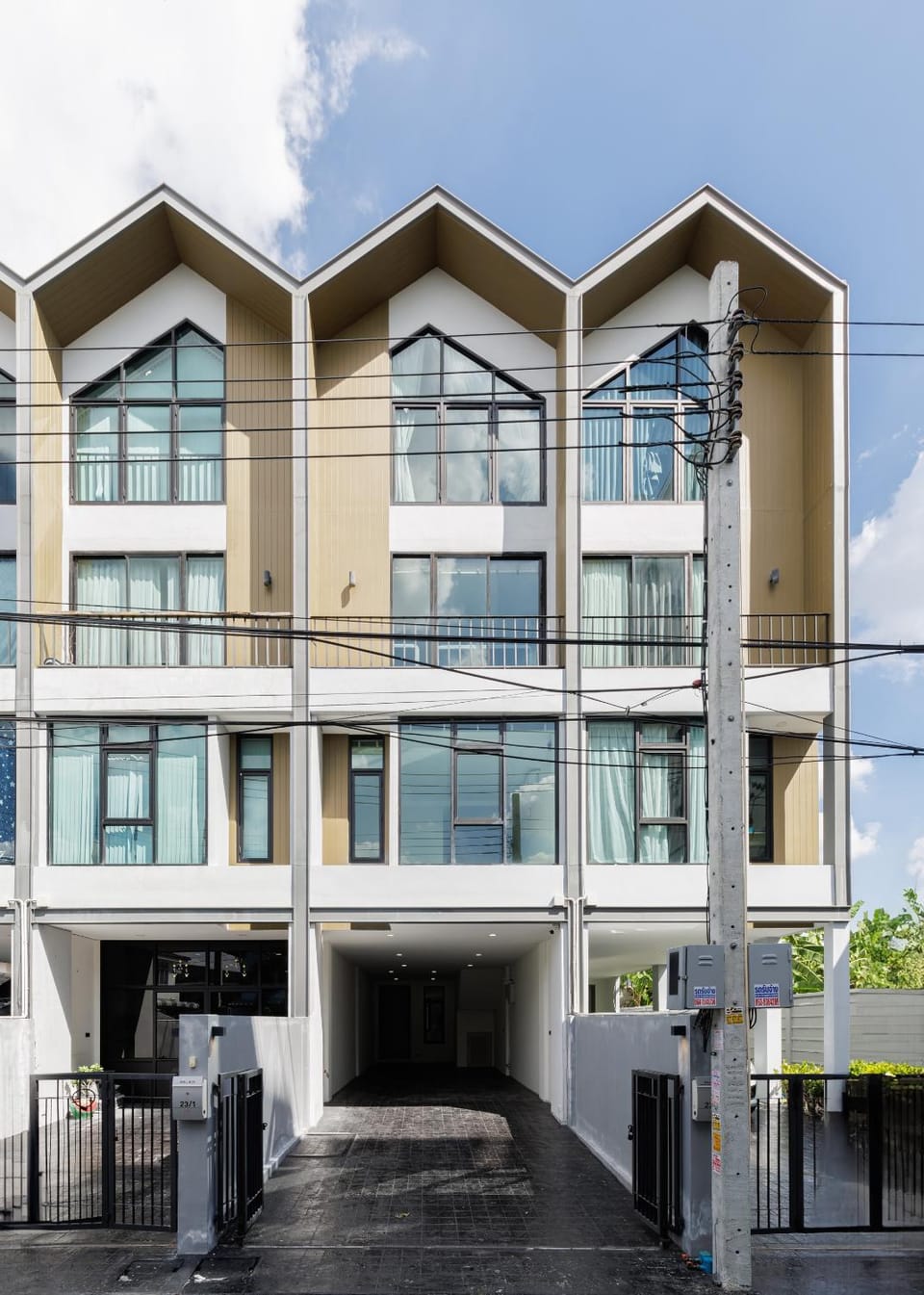 Advanced townhouses can accommodate 14 people, with high-speed Wi Fi and parking on Netflix Apartment in Bangkok