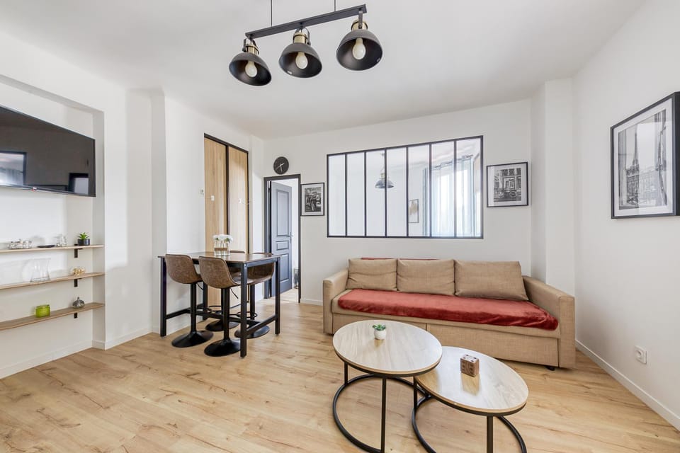 Coffee/tea facilities, Kitchen or kitchenette, Living room, Seating area, Dining area