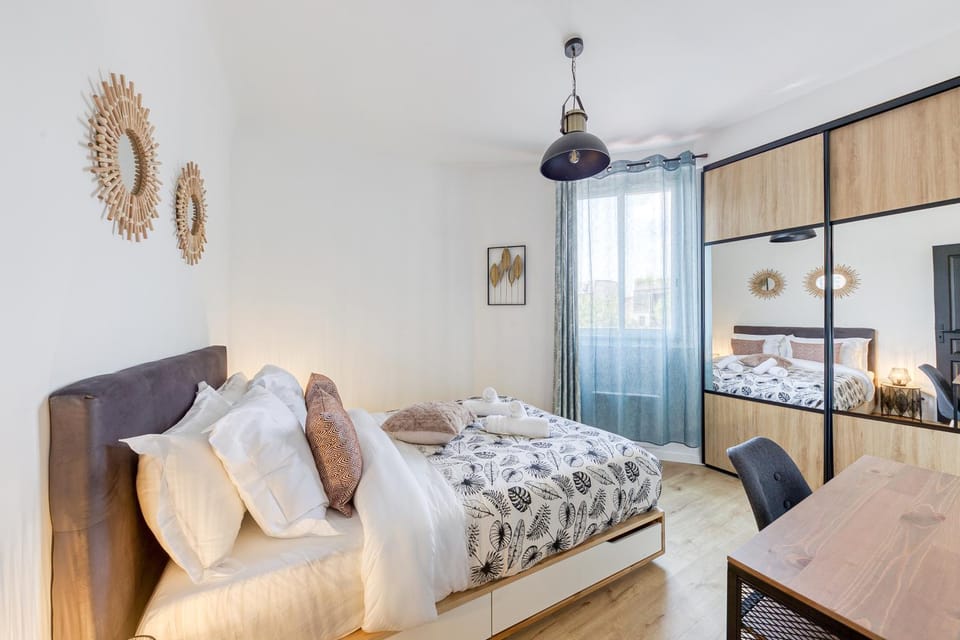 Bed, Photo of the whole room, Seating area, Bedroom