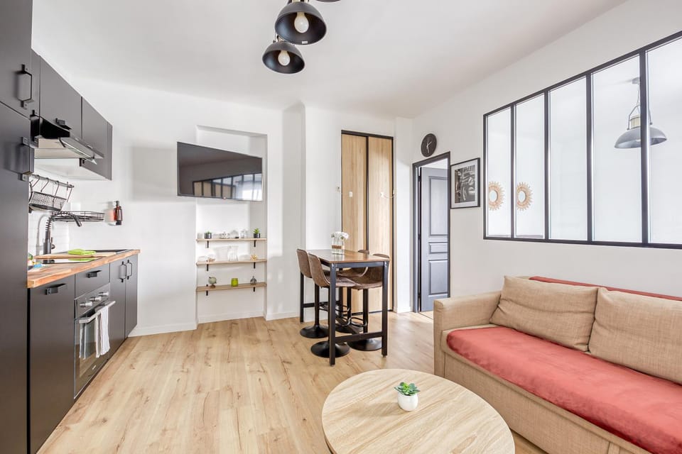 Kitchen or kitchenette, Living room, Seating area, Dining area, minibar, oven, stove